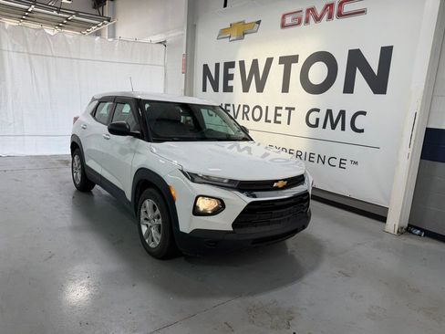 Used 2023 Chevrolet TrailBlazer LS FWD image 2