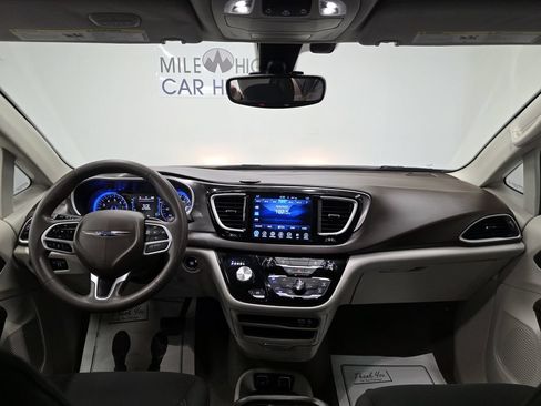 Used 2017 Chrysler Pacifica Touring Plus w/ Tire & Wheel Group FWD image 16