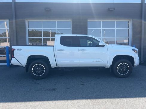 Used 2025 Toyota Tacoma TRD Sport image 4