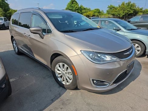 Used 2018 Chrysler Pacifica Touring-L Plus w/ Advanced Safetytec Group FWD image 2