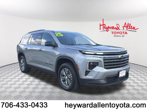 Used 2025 Chevrolet Traverse LT AWD/4WD image 1
