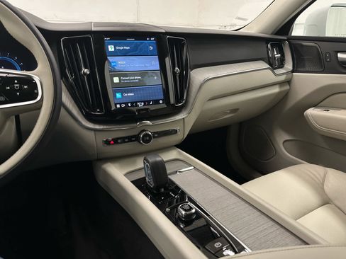 Used 2023 Volvo XC60 B5 Plus image 29