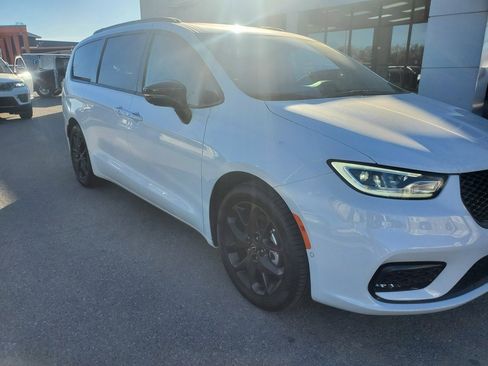 New 2026 Chrysler Pacifica Limited image 6