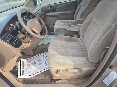 Used 2000 Toyota Sienna LE FWD image 12