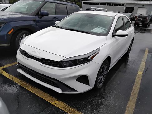 Used 2024 Kia Forte LXS w/ LXS Technology Package FWD image 2