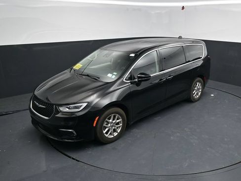 Used 2024 Chrysler Pacifica Touring-L FWD image 37
