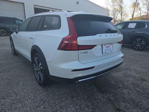 Used 2025 Volvo V60 B5 Cross Country Plus image 10