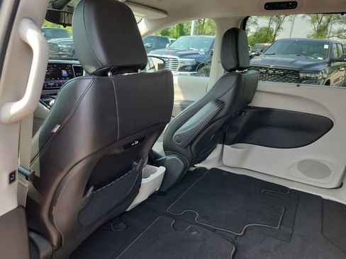 Used 2023 Chrysler Pacifica Touring-L AWD/4WD image 26