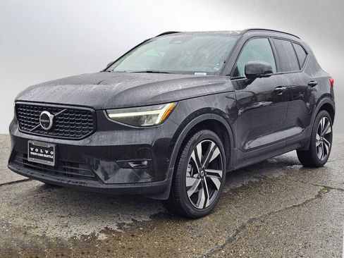 Certified 2024 Volvo XC40 B5 Plus w/ Climate Package image 7
