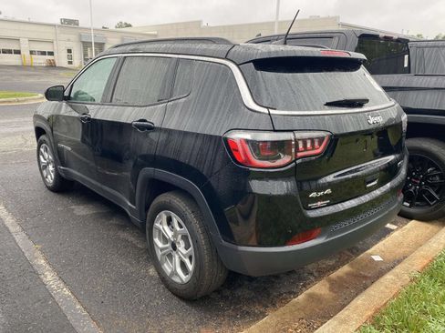 Used 2025 Jeep Compass Latitude AWD/4WD image 7