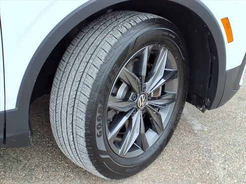 Used 2022 Volkswagen Tiguan SE w/ Panoramic Sunroof Package image 4