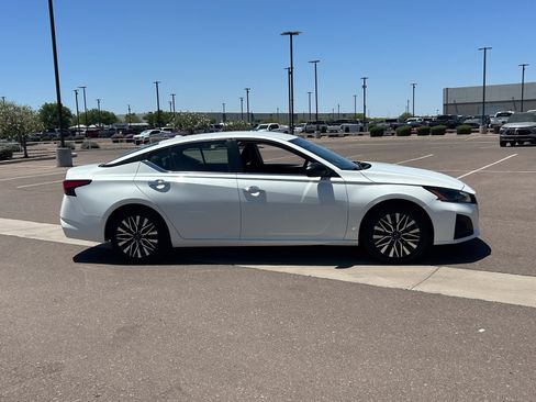 Used 2024 Nissan Altima 2.5 SV FWD image 6