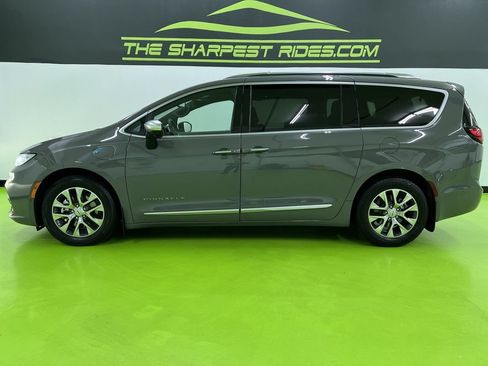 Used 2023 Chrysler Pacifica Pinnacle FWD image 6