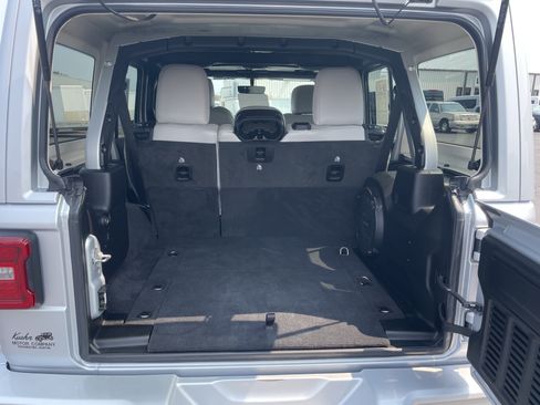 Used 2023 Jeep Wrangler Unlimited Sahara AWD/4WD image 9