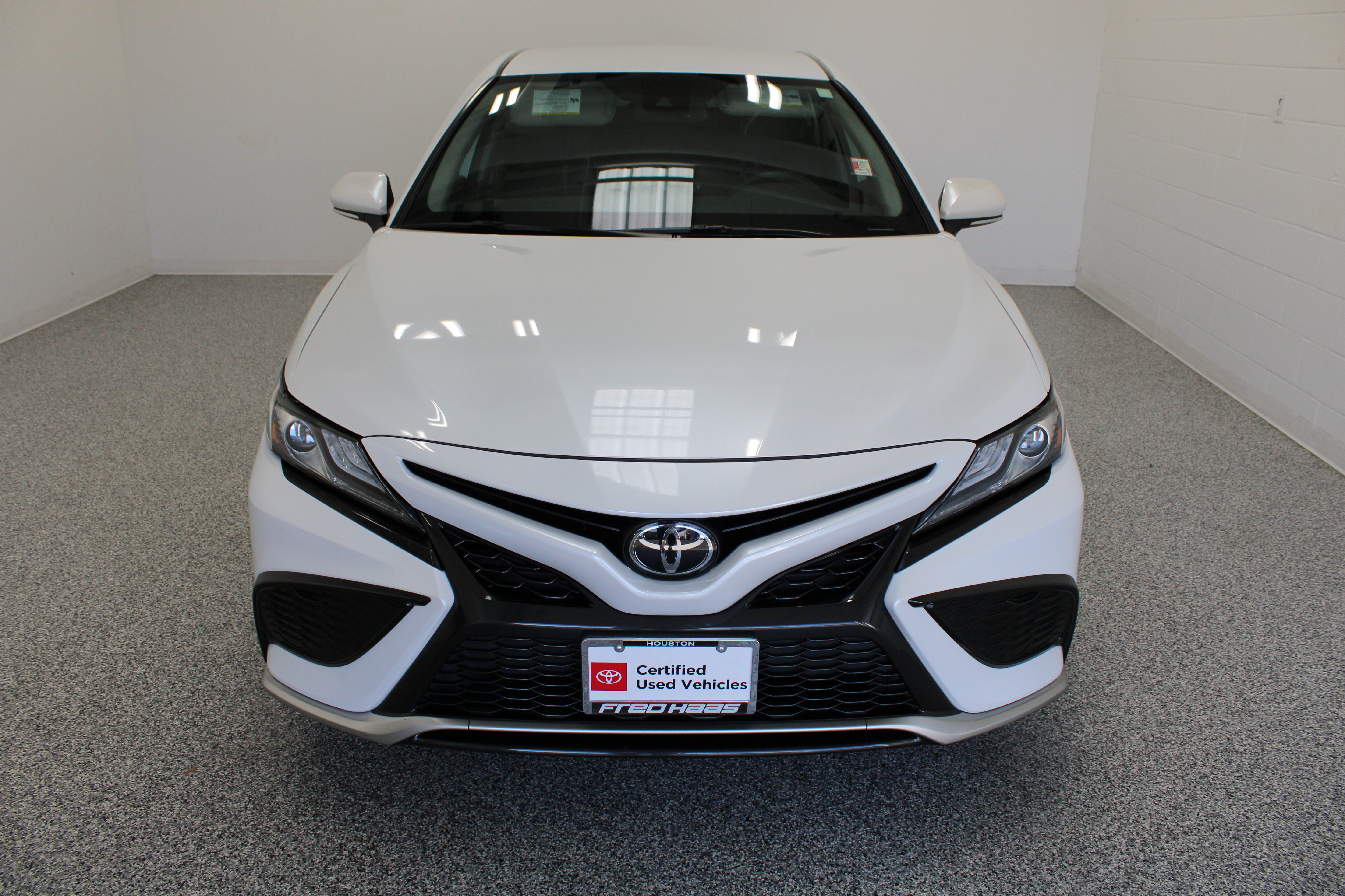 Used 2023 Toyota Camry XSE FWD image 3