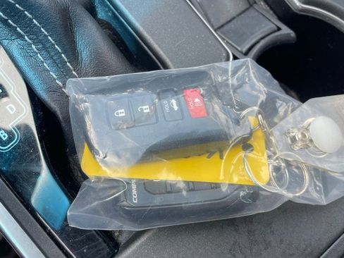 Used 2015 Toyota Camry LE FWD image 11