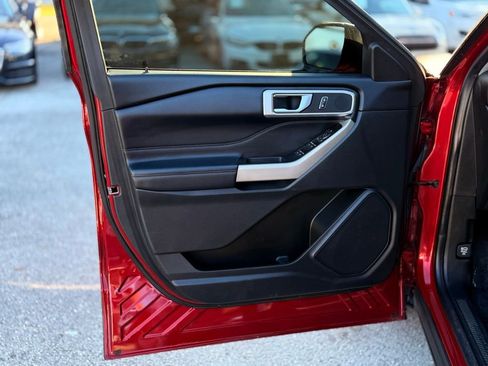 Used 2021 Ford Explorer XLT image 14