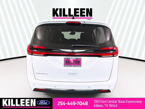 Used 2023 Chrysler Pacifica Touring-L FWD image 8