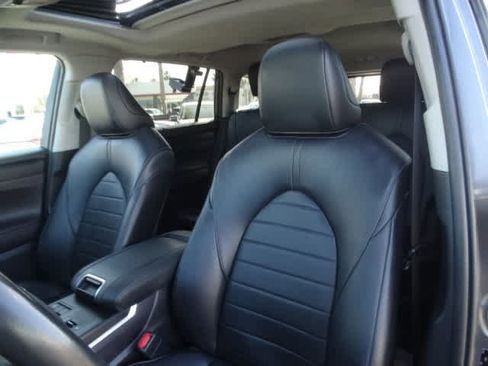Certified 2024 Toyota Highlander XLE image 20