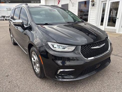 Used 2023 Chrysler Pacifica Limited FWD image 3