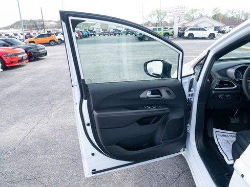 New 2026 Chrysler Pacifica Select image 10