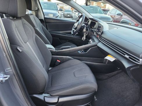 Certified 2025 Hyundai Elantra SE image 11