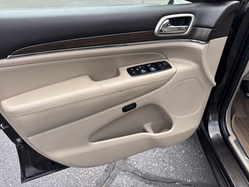 Used 2017 Jeep Grand Cherokee Overland w/ Jeep Active Safety Group image 20