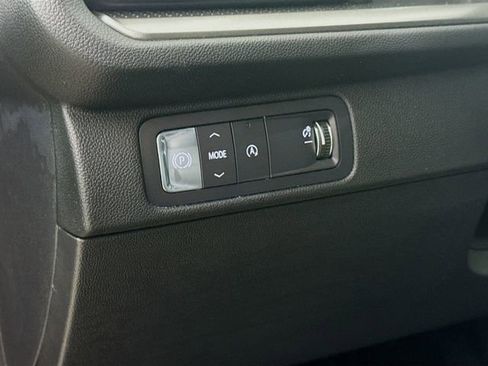 Used 2025 Chevrolet Traverse LT image 12