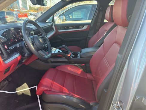 Used 2025 Porsche Cayenne Base image 5