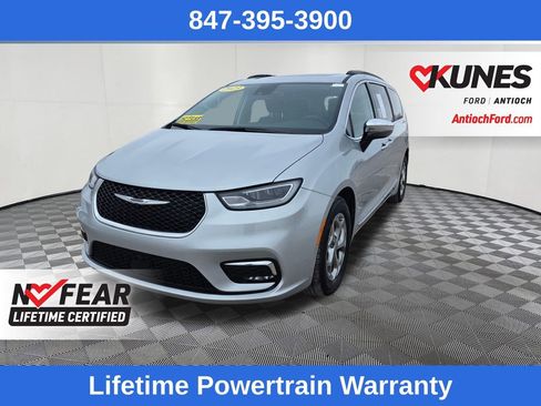 Used 2023 Chrysler Pacifica Limited image 3