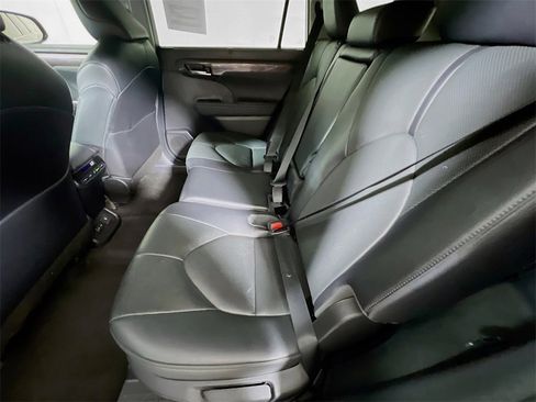 Used 2023 Toyota Highlander Limited image 22