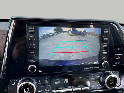 Used 2021 Toyota Highlander XLE FWD image 25