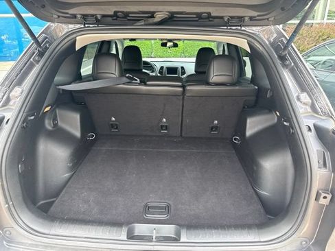Used 2019 Jeep Cherokee Latitude Plus w/ Cold Weather Group FWD image 3