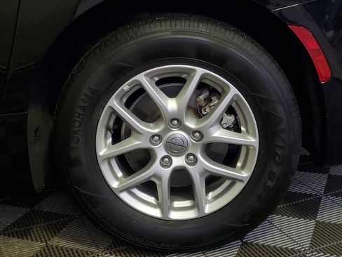 Used 2024 Chrysler Pacifica Touring-L image 8