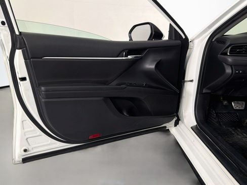 Used 2020 Toyota Camry SE FWD image 21