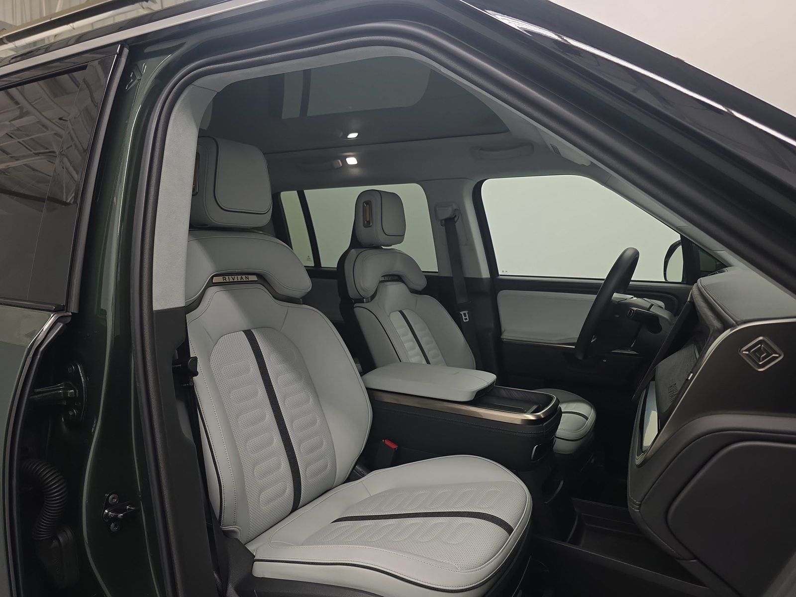 Used 2025 Rivian R1S Adventure Dual AWD/4WD image 24