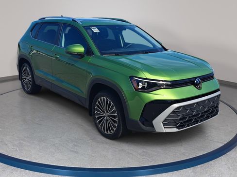 New 2026 Volkswagen Taos SE FWD image 3