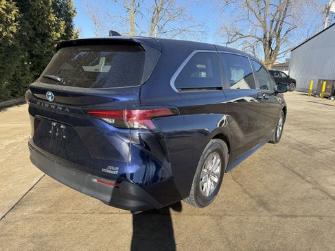 Used 2021 Toyota Sienna XLE image 28