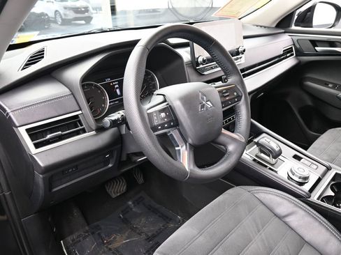 Used 2022 Mitsubishi Outlander SE image 10