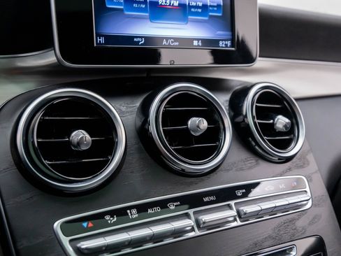 Used 2019 Mercedes-Benz GLC 300 4MATIC image 26