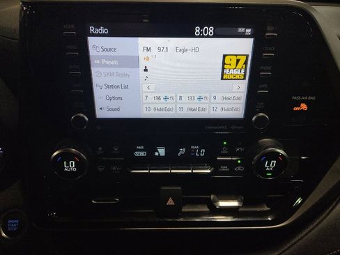 Used 2021 Toyota Highlander LE AWD/4WD image 25