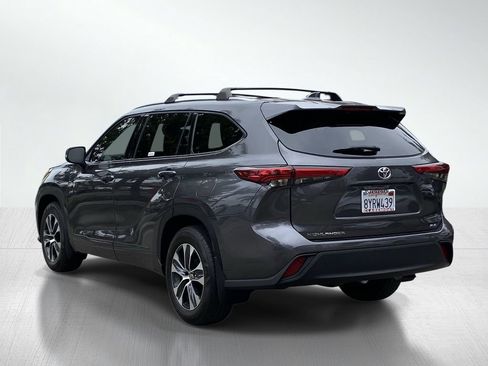 Used 2021 Toyota Highlander XLE FWD image 4