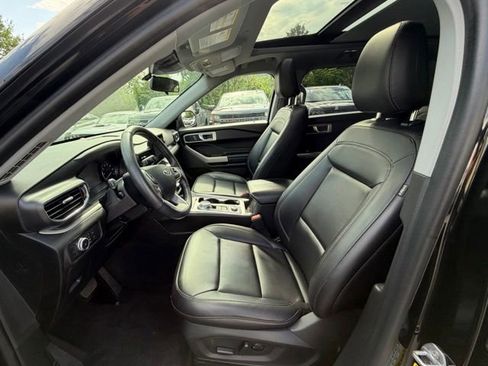Used 2022 Ford Explorer XLT w/ Equipment Group 202A AWD/4WD image 12