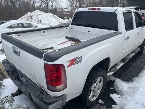 Used 2011 GMC Sierra 3500 SLE w/ SLE Preferred Package image 4