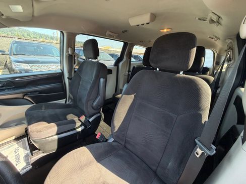 Used 2018 Dodge Grand Caravan SE FWD image 23