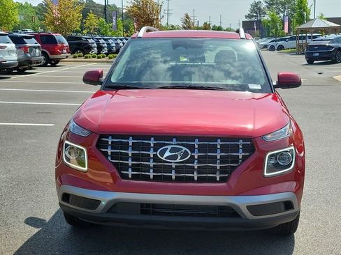 Used 2025 Hyundai Venue Limited FWD image 2