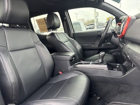 Used 2019 Toyota Tacoma TRD Sport image 33