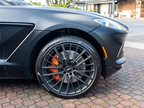Used 2022 Aston Martin DBX image 4