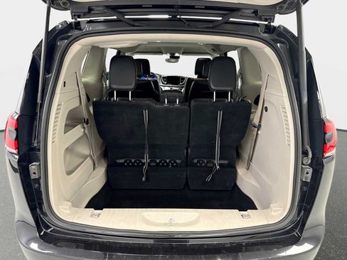 Used 2022 Chrysler Pacifica Touring-L FWD image 19