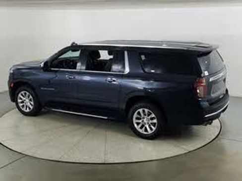 Used 2023 Chevrolet Suburban Premier image 8